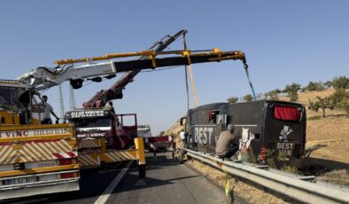 Şanlıurfa’da devrilen yolcu otobüsündeki 27 kişi yaralandı