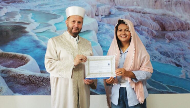 Taylandlı mühendis Apinya, İslam’ı seçti