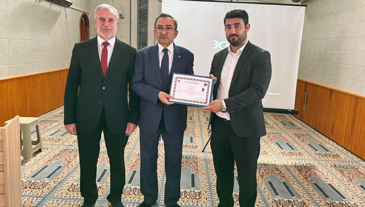 Ayet ve Hadis Ezberleme Yarışması Türkiye birincisi ödüllendirildi