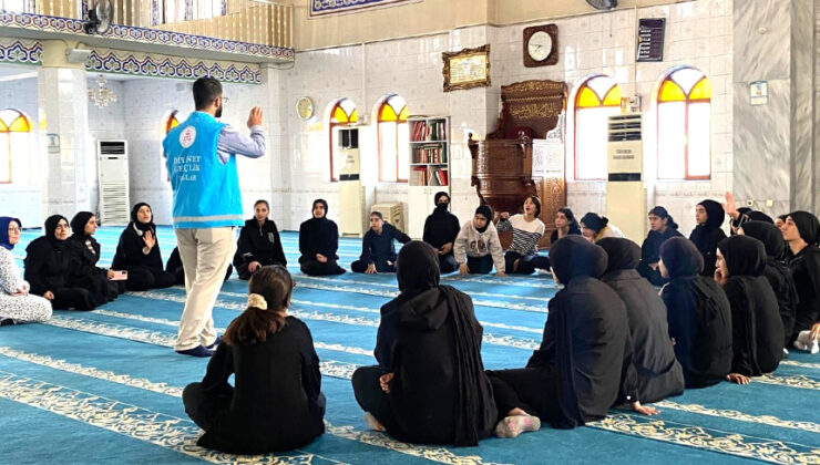 Bağlar’da gençler camide buluşuyor