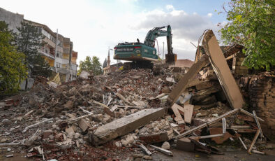 Balıkesir Sındırgı merkezli depremde yıkılan binaların enkazı kaldırılıyor
