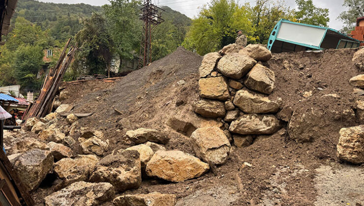 Bartın’da yağış heyelana neden oldu