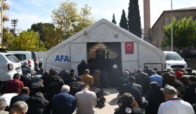 Depremin merkezi Sındırgı’da cuma namazı Şerifpaşa Meydanı’nda kılındı