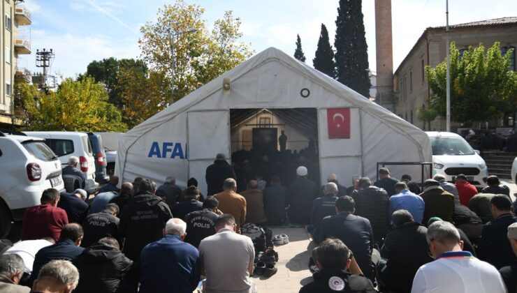 Depremin merkezi Sındırgı’da cuma namazı Şerifpaşa Meydanı’nda kılındı