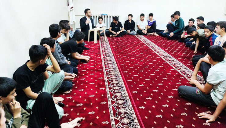 Gürpınar’da “Gençlik Fıkıh Meclisi” dersleri başladı