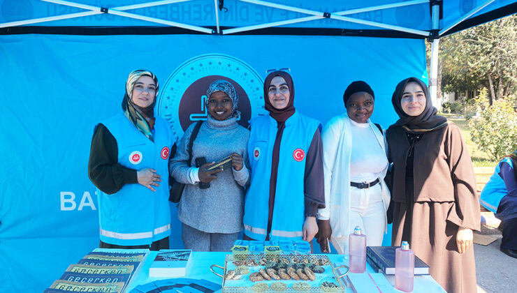 Müftülük kurduğu stantla gençlere rehberlik ediyor