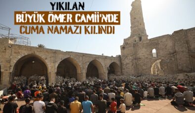 Yıkılan Büyük Ömer Camii’nde cuma namazı kılındı