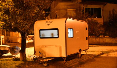 Balıkesir Sındırgı’da sarsıntılar nedeniyle evlerine giremeyenler karavanları tercih ediyor