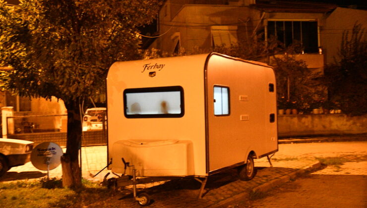 Balıkesir Sındırgı’da sarsıntılar nedeniyle evlerine giremeyenler karavanları tercih ediyor