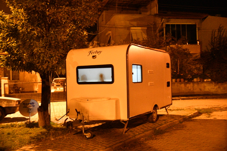 Balıkesir Sındırgı'da Sarsıntılar Nedeniyle Evlerine Giremeyenler Karavanları Tercih Ediyor 2