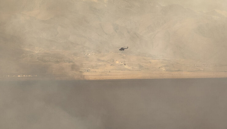 Hakkari’de Nehil Sazlığı’ndaki yangına havadan müdahale ediliyor