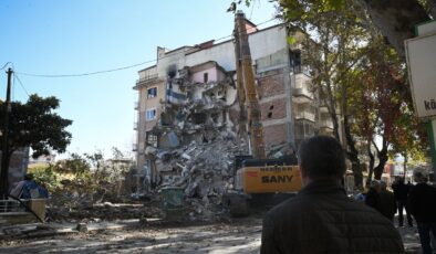 Sındırgı’da ağır hasarlı binaların yıkımı ve enkaz kaldırma işlemleri devam ediyor