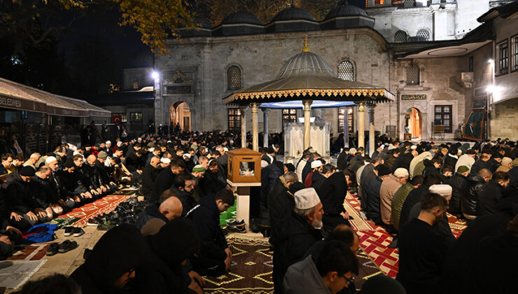 Eyüp Sultan Camii’nde üç ayların başlaması dolayısıyla dua edildi