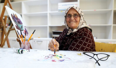 81 Yaşındaki Esme teyze eğitim sevgisiyle örnek oluyor