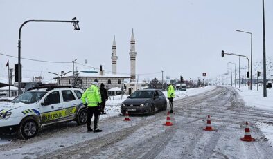 Bayburt-Erzurum kara yolu çığ nedeniyle ulaşıma kapandı