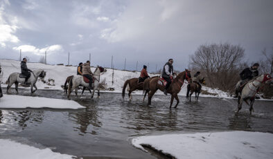 Erzurum’da kar ve buzda atlı safari keyfi