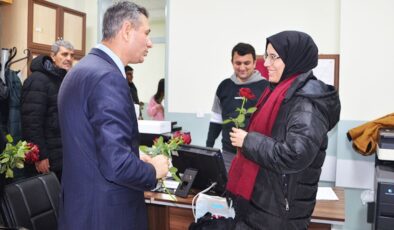 Muş’a atanan öğretmenler güllerle karşılandı