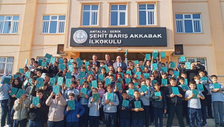 Serik’te öğrencilere Kur’an-ı Kerim hediye edildi
