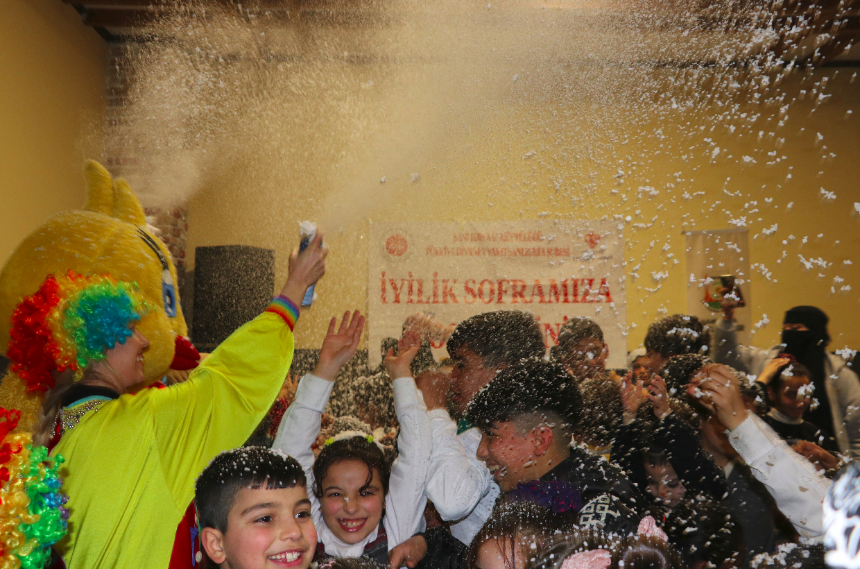 Şanlıurfa'da Yetimler Iyilik Sofrasında Buluştu-1
