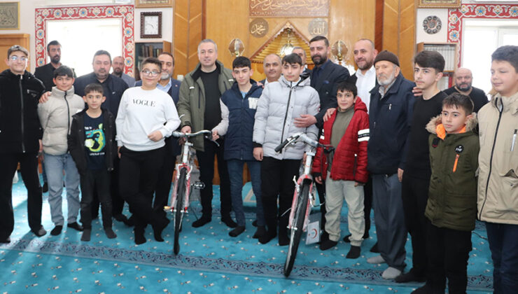 Sivas’ta 40 vakit camiye gelen çocuklar ödüllendirildi