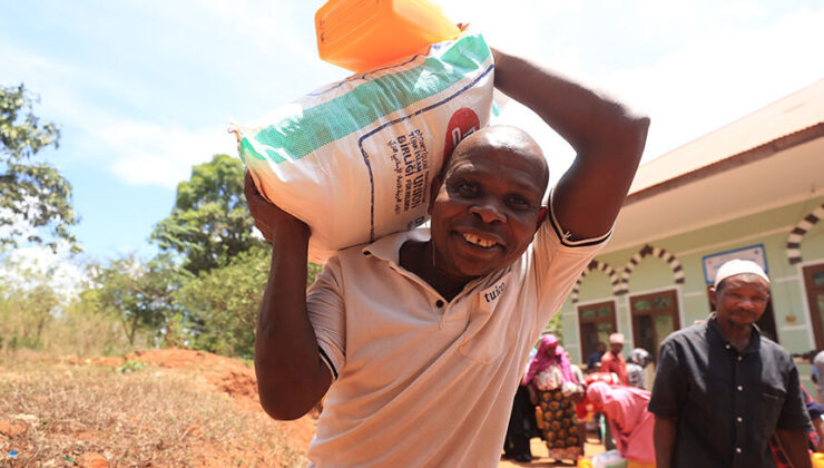 TDV, Tanzanya’da ihtiyaç sahibi ve yetimleri sevindirdi