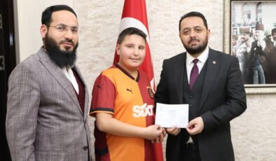 Bayram harçlıklarını Gazzeli kardeşlerine gönderdi