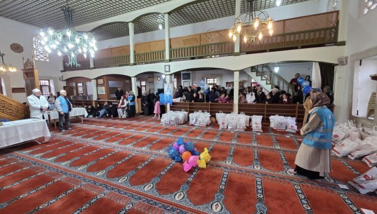 Beyoğlu’nda 200 yetim çocuğun yüzü güldü