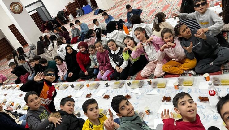 Çocuklar camilerde iftar sofrasında buluşuyor