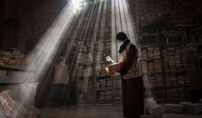 Gazze’de Büyük Ömeri Camii Kütüphanesi’nde hasar gören eserler kurtarılıyor