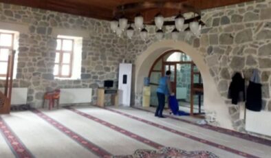 Hakkari’de hükümlüler camileri temizliyor