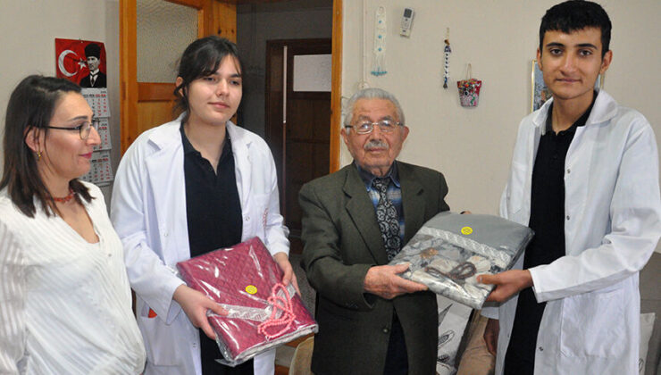 İzmir’de öğrenciler, diktikleri seccadeleri ramazanda hediye ediyor