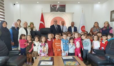 Minikler manilerle bayram harçlığı istedi