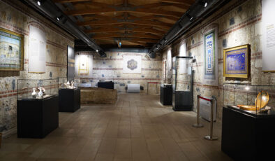 “Osmanlı Sultanlarının Sevdası: Kutsal Emanetler” sergisi Rami Kütüphanesi’nde açıldı