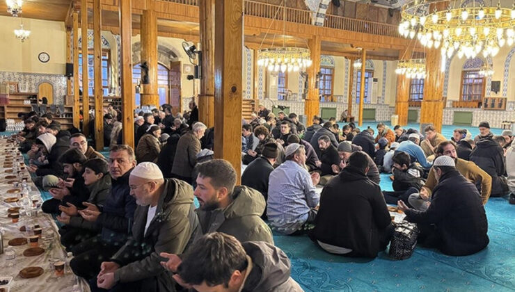 Tarihi camide yıllardır “Ümmet İftarı” aynı sofrada buluşturuyor
