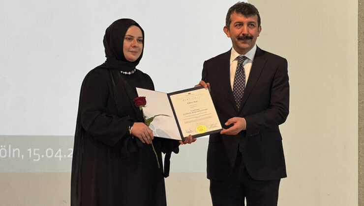 Almanya’da DİTİB’in eğittiği din görevlileri düzenlenen törenle cübbelerini giydi