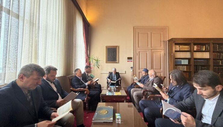 Beyoğlu’nda mesai kitapla başlıyor