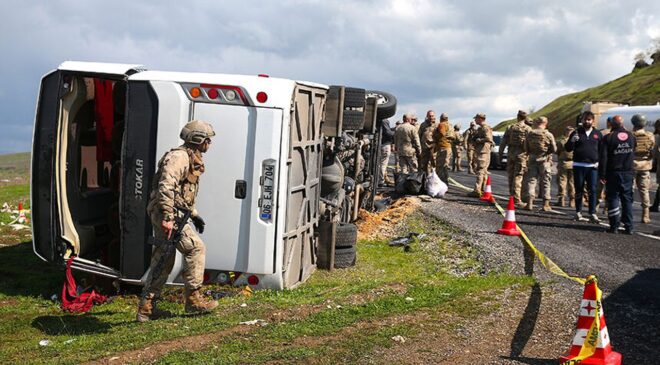 Diyarbakır’da midibüsün devrildi