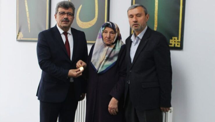 Evlilik altınlarını Kur’an kursu inşaatına bağışladı