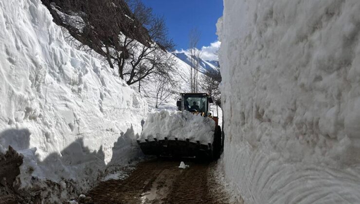 Hakkari’de karla mücadele sürüyor
