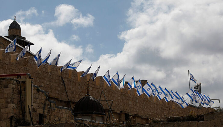 Harem-i İbrahim Camii’ne işgalci bayrakları astılar