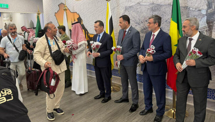 İlk hacı kafileleri Medine-i Münevvere’de güllerle karşılandı