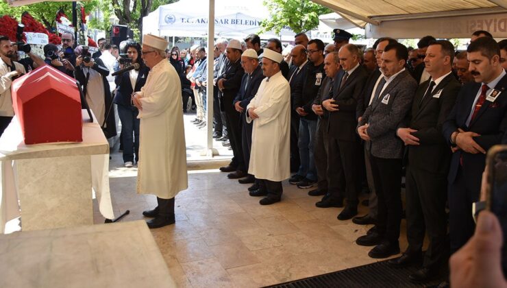 İzmir’de trafik kazasında şehit olan polis memuru Manisa’da ebediyete uğurlandı