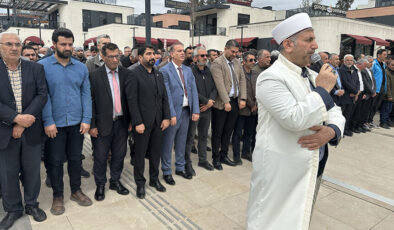 Okul saldırısında ölenler için gıyabi cenaze namazı kılındı