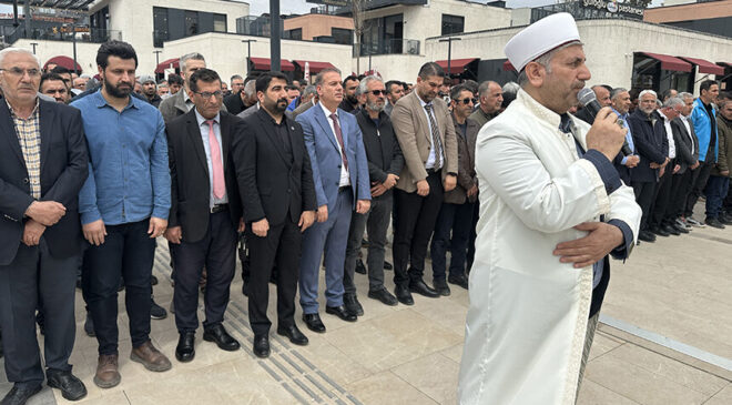 Okul saldırısında ölenler için gıyabi cenaze namazı kılındı