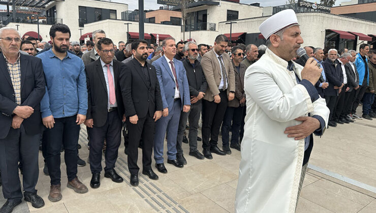 Okul saldırısında ölenler için gıyabi cenaze namazı kılındı