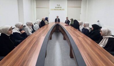 Umreden dönen hafızlardan Kaymakama teşekkür ziyareti