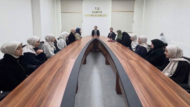 Umreden dönen hafızlardan Kaymakama teşekkür ziyareti