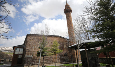 Bitlis’te asırların izini taşıyan Ayasofya Cami ziyaretçilerini tarihi yolculuğa çıkarıyor