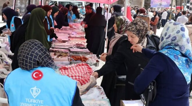 Bitlis’te “İki İnsan Bir Hayat” projesi kapsamında kermes açıldı