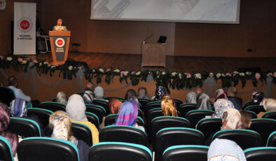 “Dijital Dünyada Çocuk ve Aile” konferansları sürüyor